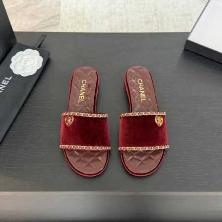 25Ss春夏新款Chanel小香爱心链条一字凉拖鞋 一字拖鞋夏天的标配 经典的一字拖居然能做到这么好看 香奶奶的穿皮链条果然很不一般！就有这种慵懒又富贵的感觉！ - 点击图像关闭