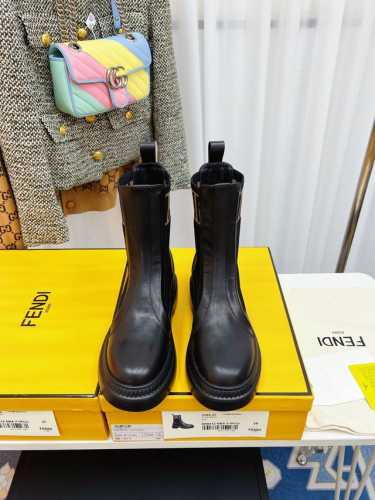 秋季新品 FENDI 芬迪飞织拼接时尚马丁靴。 面：黑色进口小牛牛 里：黑色混种羊皮里 大底：IT发泡，轻盈舒适 原版一比一开模 码数：35-40。