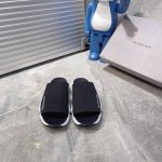 出厂 Balenciag* 巴黎世家拖鞋 升级版推出Speed 2.0 版本全新袜子鞋拖鞋 原厂货 绝非通版 2.0版的袜子部分可以把脚背和脚踝完全包裹起来 鞋