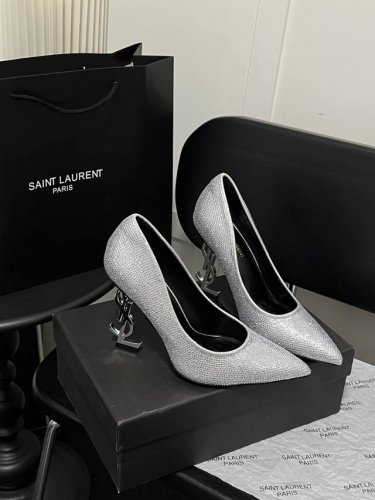 出厂 saint Lauren 圣罗兰 Ysl鞋跟尖头钻面高跟鞋单鞋 这双铁跟单鞋绝对是黑马选手 颜值超高 网红博主火爆追捧 特让女神们心动 特别是这种方头系列