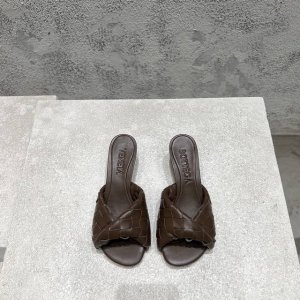 bottega Venet* 最新最经典猫跟凉鞋！扭结编织饰带 Ins&小红书巨多网红明星上身！上脚超性感！真的太美了！这款编织的鞋面超有高级感！高级穿着又仙女