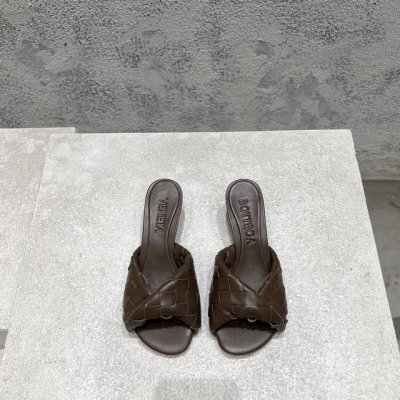 bottega Venet* 最新最经典猫跟凉鞋！扭结编织饰带 Ins&小红书巨多网红明星上身！上脚超性感！真的太美了！这款编织的鞋面超有高级感！高级穿着又仙女