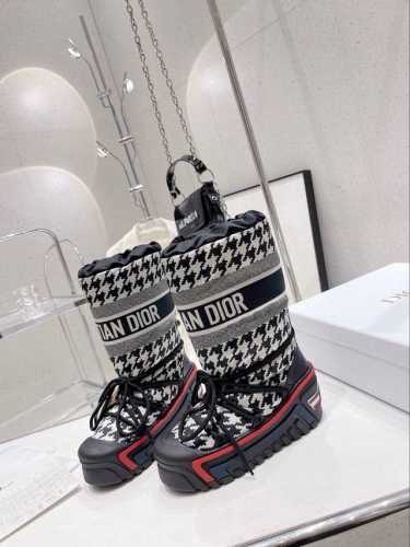 Dior 迪奥 D家 22 秋冬最新王炸款 滑雪靴 21*冬季 D家火爆雪地靴胖墩墩的 好看可爱到爆炸 →_→来自 DiorAlps 限定系列，别具一格。闪亮尼