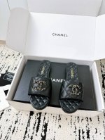 代购级新款拖鞋 专柜品质 每年必入的经典款之一 所有材质都根据原版定制 购入正品开发 万能百搭神器~夏日沙滩 耐造款 面料进口牛皮 质感柔软细腻 舒适透气羊皮里