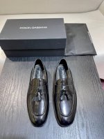 d&G Bernini 系列莫卡辛鞋，点缀全新仿古标牌。采用 Mino 小牛皮制成，复古与亮泽质感相得益彰，释放当代考究魅力 Size 39-44 38.45定