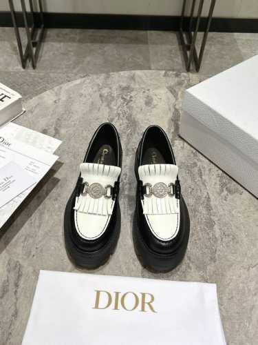 Dior迪奥2025早春新款流苏乐福鞋采用黑色小牛皮打造鞋身 搭配白色皮革流苏 展现出撞色的层次感 流苏上点缀了银色幸运星金属圆牌 十分精致 穿着舒适好看而且好