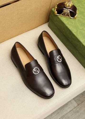 商品商标：GUCCI 古驰 休闲皮鞋正码码数: 39-44 38.45.46订制 商品材料：精选 进口头层小牛皮鞋面+经典五金扣，进口牛皮内里。强烈立体视觉效果