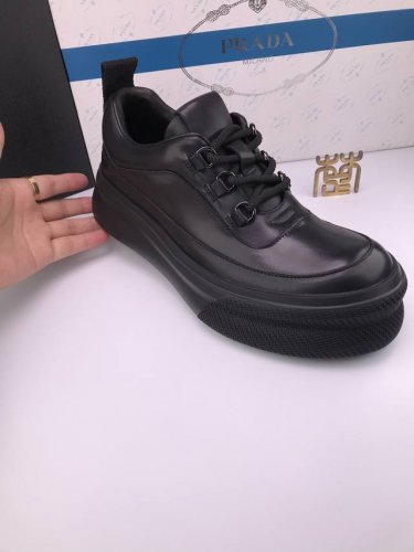 prad* 小牛皮 超轻翘头厚底 休闲鞋 小牛皮 皮质柔软 纹理清晰 细腻 色泽均匀 质感强 高档亮泽 全包牛皮内里 高品质Eva底 加厚超轻 脚感好 穿着舒适