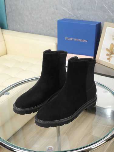 STUART WEITZMAN简称SW 2024秋冬新品实物拍摄细节图，焕新演绎了经典切尔西靴。休闲的廓形设计搭配奢华这一组合既迷人又随性；再加上弹力莱卡设计和