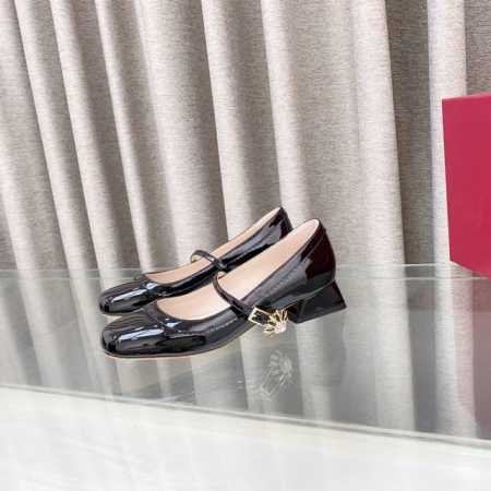 Rogerviver 2025春夏新款女鞋Love水晶钻扣中跟玛丽珍鞋 面料：软牛漆皮. 内垫脚昆种羊皮. 跟高：5Cm. 颜色:黑漆.米白. 红色. 大象灰漆 - 点击图像关闭