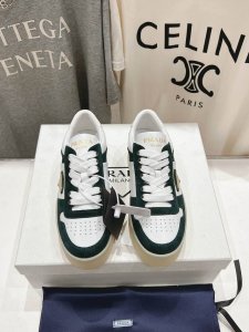 高版本出厂 prada 普拉达 25ss新款系带厚底小白鞋休闲运动鞋这款运动鞋延续经久不衰的轮廓，是新款经典单品采用小牛 精心制作， 提升格调 款式轻盈，四季皆