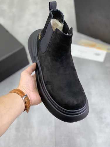 工厂价 UGG 最新款开口笑 全真羊毛内里 顶级高端品质皮毛一体保暖雪地靴来自澳洲温暖奢侈品牌男鞋，UGG-5877官网同步、采用进口牛皮制作，精心缝制而成..