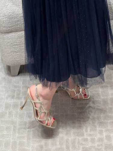 出厂价皮底 ，橡胶 超级仙的Dior,新款高跟鞋 9.5厘米 ，每个女生衣橱都应该必备一双高跟鞋，采用金色和黑色皮面绒面，五金饰扣点缀以精美的饰带，别具一格。搭