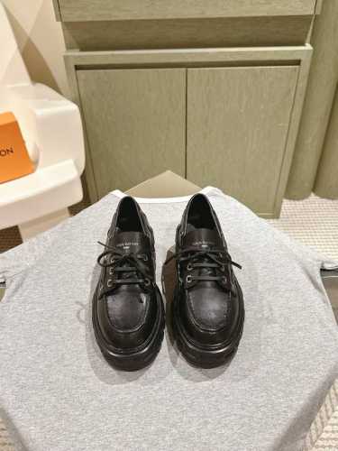 乐福440 225 Lv 路易威登专柜最新开边珠牛皮厚底乐福鞋系列！代购级上新 这款松糕厚底系列今年非常爆，穿上增高效果，和时尚的引领绝对的Yyds！ 面料：进