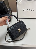 小 Chanel香奈儿Coco Handle可以放日常出行的大部分必需品，里面还有一个隔层,装手机，粉饼，口红，纸巾和钥匙等是比较容易的。D-347尺寸20×1