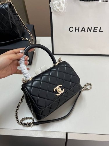 小 Chanel香奈儿Coco Handle可以放日常出行的大部分必需品，里面还有一个隔层,装手机，粉饼，口红，纸巾和钥匙等是比较容易的。D-347尺寸20×1