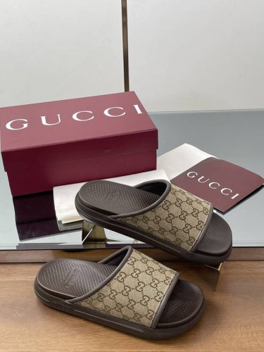 2025Gucci Lido系列爆款 男士 经典G G一脚蹬套脚一字凉托鞋 夏季双G G品牌标志新款厚底拖鞋果冻沙滩鞋格纹老钱风拖鞋 原版一比一开模品牌标识双G