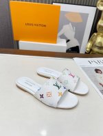 louis Vuiton2025春夏最新款 本款 凉拖出自路易威登 X 村上隆再版系列，为全幅 Monogram 图案浸染彩虹色调，令品牌经典元素舒展日本艺术家