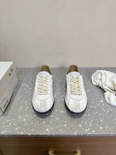 Maisonmargiela Mm6 25Ss新款 德训休闲鞋 上脚很百搭哦，也很随脚舒适，这一款德国训练鞋延续了经典的T形真皮拼接设计 头层牛皮柔软细腻的特点