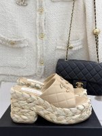 厂价 Chane* ｜小香25C春夏新品 麻绳菱格厚底拖鞋 经典菱格搭配麻绳元素 彰显高级 这季凉鞋特色在于鞋底五金 太美了 厚底在拉长腿方面真的Yyds！ 上
