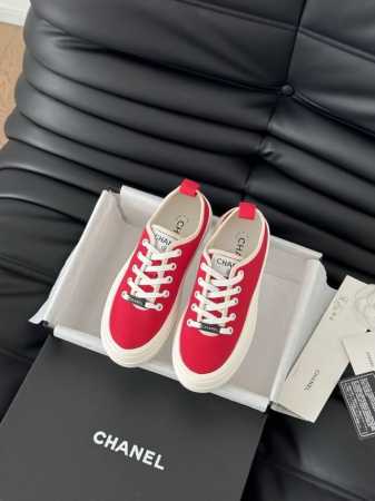 Chanel 25C隐藏款休闲小白鞋！ Vintage感满满，中古复刻款Get啦～ 小白鞋适配春夏，黑白拼接就很Chanel。 配合袜子就很复古学院的感觉。 S - 点击图像关闭