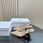 厂价 Dior 迪奥25S春夏新品 珍珠跟尖头后空高跟拖鞋 鞋面采用进口水钻网纱 内里采用羊皮内里 意大利进口牛皮大底 跟高：6.5Cm和9Cm 码数：35-3