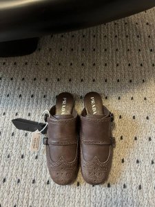 Prad* 25ss 普拉达走秀款复古2扣半拖爆款！走秀款 复古感时髦满满 随意百搭 时尚休闲 独到味道，人人都爱也轻松驾驭 每年都会爆.足以征服你，穿上它，休