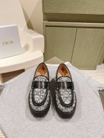 迪奥DIOR一脚蹬乐福鞋高定上新CD五金扣专属版！新面料绒布面！ 少女感哇塞小巧又甜美～脚背上双带字设计～可自由调节舒适度～脚感舒适～超级好穿不挑人～上脚显白显