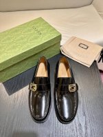 顶级版本 Gucc*品牌典藏元素以几何造型焕新演绎互扣式双G标识，呈现多款全新配饰单品。该配件为这款深绿色皮革乐福鞋注入精美复古格调，为设计增添隽永质感。 Si