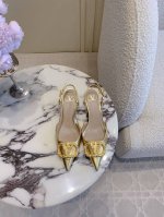 出厂价 Valentin*新款钻扣高跟鞋狠狠种草 鞋型美到心巴上了 小尖头设计搭配Ｖ扣 优雅精致 鞋面小牛皮 内里垫脚羊皮 意大利真皮大底 跟高3Cm 7Cm