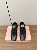 miumiu 2025早春新品 德训鞋 棒球鞋Ｐ Miu Miu 缪缪大秀上爆出的这双球鞋 后全球各大代购官网火爆上市. 简单很随意不羁又能体现单宁美感，整双鞋
