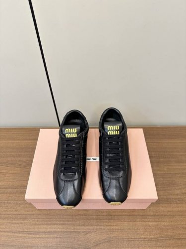 miumiu 2025早春新品 德训鞋 棒球鞋Ｐ Miu Miu 缪缪大秀上爆出的这双球鞋 后全球各大代购官网火爆上市. 简单很随意不羁又能体现单宁美感，整双鞋