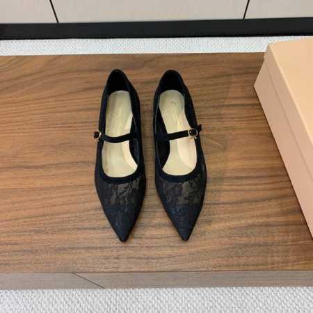 Gianvit* Ross* 蕾丝平底单鞋 本季蕾丝搭配高跟也太美了吧 若隐若现的性感 真是绝绝子 鞋面采用原版定制蕾丝 羊皮垫脚 真皮大底 码数 35-41 - 点击图像关闭