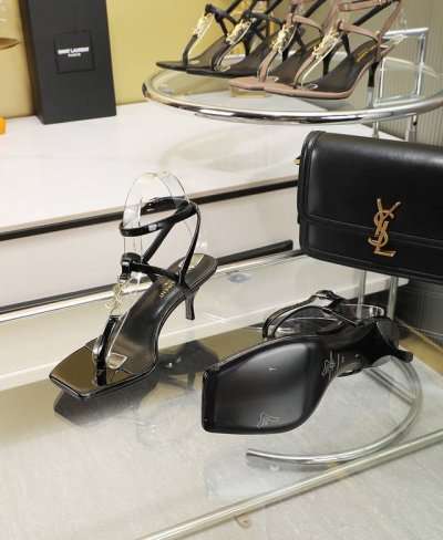 真皮大底p： 米 Saint Laurent 圣罗兰 YSL专柜经典夹脚凉鞋。36码中底长24CM，前掌宽8.5CM。脚多肉肉的亲们都可以穿得很美。高端定制顶级