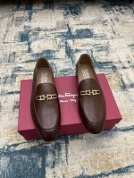 ferragam～ 码数：38-45 F家新品男士正装皮鞋，完美做工，顶级复刻，采用进口意大利小牛皮设计，古法手工改色搭配原版五金扣饰，牛皮内里 垫脚，进口原版