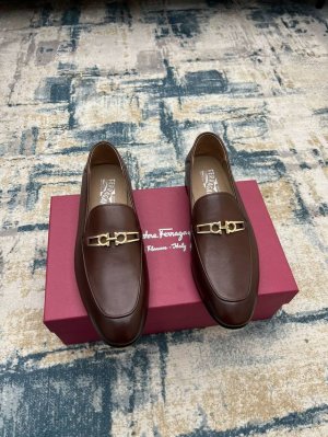 ferragam～ 码数：38-45 F家新品男士正装皮鞋，完美做工，顶级复刻，采用进口意大利小牛皮设计，古法手工改色搭配原版五金扣饰，牛皮内里 垫脚，进口原版