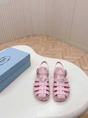 Prada 普拉达2024春夏新款凉鞋系列 经典三角扣猪笼凉鞋 经典升级 舒适度与时髦度并存 圆头设计搭配不同风格需求 鞋面：原版定制材质切割 羊皮 垫脚 大底