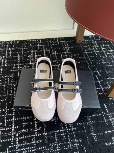 代购级 Kiko 鬼冢虎玛丽珍运动鞋 Kiko Kostadinov 联合 Heaven By Marc Jacobs 以及 Asics 三方合作鞋款，发售当天