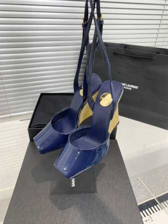 SaintLaurentYsl鱼嘴坡跟凉鞋！性感绝美收藏级别、精致的弧度，将女士脚踝处修饰更加纤细！满满高级感！穿上就是成熟御姐风，绝美！鞋面：牛漆皮、真丝内里 - 点击图像关闭