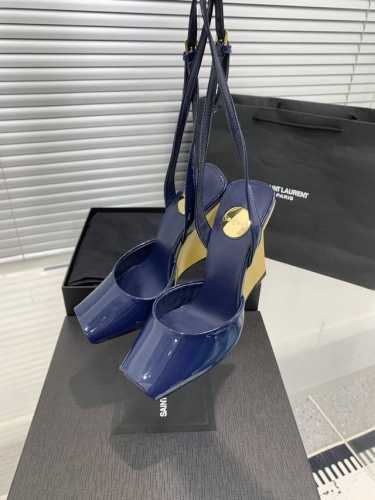 SaintLaurentYsl鱼嘴坡跟凉鞋！性感绝美收藏级别、精致的弧度，将女士脚踝处修饰更加纤细！满满高级感！穿上就是成熟御姐风，绝美！鞋面：牛漆皮、真丝内里
