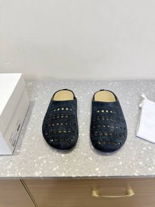 The Row 小众潮牌 25Ss春夏新款 冲孔平底 包头博肯 四季时尚休闲潮流简约深口穆勒拖 ,这款半拖适合四季必备神器随意搭配，都非常时尚洋气 ，上脚就像踩