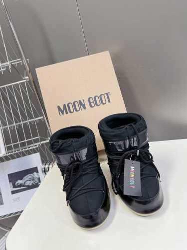 低 高 Moon Boot 秋冬最新款雪地靴系列 丑萌雪地靴 那现在有一款更另类的雪地靴又杀回来了 内增高4 cm那就是Moon Boot月亮靴 在千禧年就已经