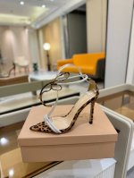 价格P： 吉安维托 罗西 Gianvito Rossi 露趾凉鞋搭配细高跟，性感而精致。 吉安维托 罗西 Gianvito Rossi 秉承了其传统意大利工艺，