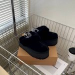 UGG 羊毛拖 厚底 专柜最新 ！ 秋冬休闲经典平底舒适居家毛毛拖 编号：1103474 明星 博主 春夏钟爱毛毛拖.～ Eva松糕鞋底、羊毛鞋面鞋垫脚 颜色：