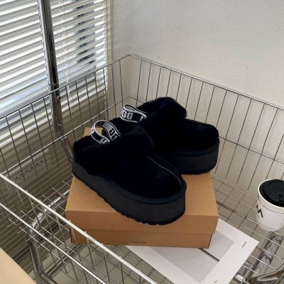 UGG 羊毛拖 厚底 专柜最新 ！ 秋冬休闲经典平底舒适居家毛毛拖 编号：1103474 明星 博主 春夏钟爱毛毛拖.～ Eva松糕鞋底、羊毛鞋面鞋垫脚 颜色：