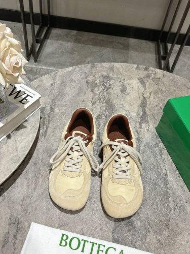女 男20， 刘雯同款Bottega Veneta Orbit新款运动鞋 以90年代复古风格为灵感，鞋面选用网纱面料，呼应品牌标志性Intrecciato编织元