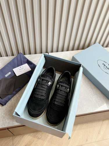 出厂 顶级版本 Prad*a普拉达24新品阿干鞋 爱死这分的简单感 鞋型非常秀气且不软榻 脚感也是相当舒服 一年四季都不愁穿搭 面料：采用进口环保磨砂牛皮 内里