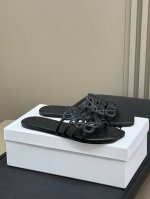 代购版 Loewe Ss25 New Arrival～ 罗意威25春夏新品拖鞋 鞋面造型很别致呀；舒适度漏眼可见！ 小牛皮鞋面，意大利进口真皮大底 非常舒适养脚
