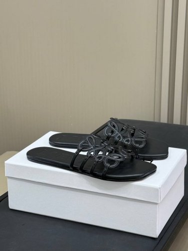 代购版 Loewe Ss25 New Arrival～ 罗意威25春夏新品拖鞋 鞋面造型很别致呀；舒适度漏眼可见！ 小牛皮鞋面，意大利进口真皮大底 非常舒适养脚