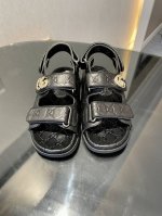 2025夏季新款Gucci高端精品 古驰早春系列G G压纹皮饰双Gg金扣沙滩凉鞋轻便魔术贴休闲时尚凉鞋！原版1:1复刻， Gucci 现代设计美学探索独特匠心之